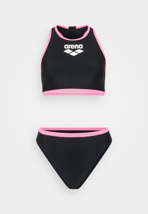 Sort bikini sæt med en crop top med høj hals og pink kant samt logo, kombineret med højtkogede underdele. Glat, strækbart materiale.
