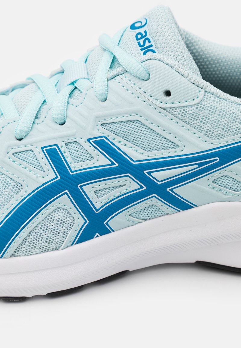 Scarpa sportiva azzurro chiaro realizzata in materiale a rete, con un design di accento blu scuro e suola bianca. I lacci e le cuciture sono anch'essi azzurro chiaro.