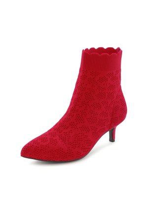 Rote Stiefelette mit spitzem Zehenbereich, geripptem, wellenförmigem Kragen und strukturiertem Strickmuster. Besitzt einen niedrigen, schlanken Absatz und eine figurbetonte Silhouette.
