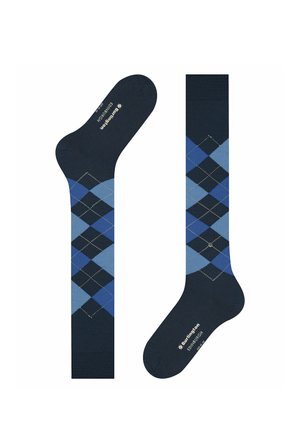 Paar kniehohe Socken mit blauem und schwarzem Argyle-Muster und der Aufschrift "Burlington Edinburgh" im Sohlenbereich vor weißem Hintergrund.