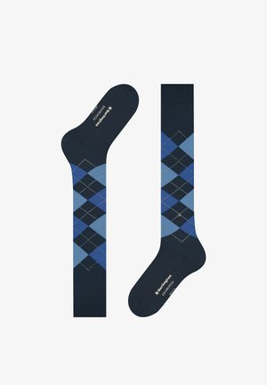 Paar kniehohe Socken mit blauem und schwarzem Argyle-Muster und der Aufschrift "Burlington Edinburgh" im Sohlenbereich vor weißem Hintergrund.