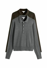 Dwa długie swetry polo z kołnierzykiem, jeden szary, a drugi ciemnozielony, z guzikami i ściągaczami przy mankietach oraz na dole.