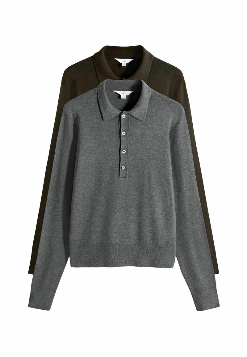 Dwa długie swetry polo z kołnierzykiem, jeden szary, a drugi ciemnozielony, z guzikami i ściągaczami przy mankietach oraz na dole.