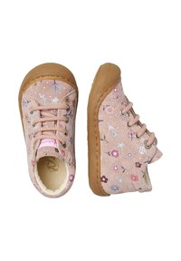 Růžové plátěné boty se květinovým vzorem, béžová gumová podrážka, šněrovací design a měkké podšívání. Doplňky zahrnují malé květy a tečky.