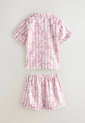 Ružovo-biele pruhované tričko s krátkym rukávom a zodpovedajúce šortky s ružovou stuhou a vzormi písmena B, položené na svetlom pozadí.