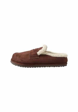 Pantofole marroni slip-on con morbida fodera interna in pile bianco e suola texturizzata, progettate per comfort e calore indoor.