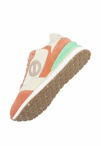 Baskets avec un dessus en synthétique beige agrémenté d'accents en daim orange, une semelle intermédiaire texturée vert menthe, et une semelle en caoutchouc avec un motif circulaire.