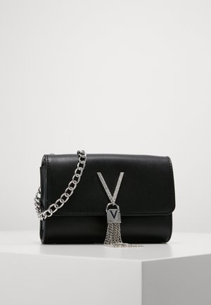 Pochette en cuir noir avec bandoulière chaîne argentée, logo "V" argenté et détail de pampille en chaîne argentée sur le devant.