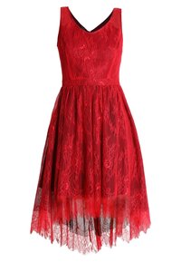 Robe rouge sans manches en dentelle avec corsage ajusté, décolleté en V, taille cintrée et jupe évasée ornée d'un voile de dentelle florale.
