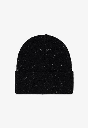 Čierna pletená čiapka s textúrovaným vzorom, ktorý obsahuje rôzne bodky bielej a šedej farby. Dizajn obsahuje ohnutý lem na spodnej časti.
