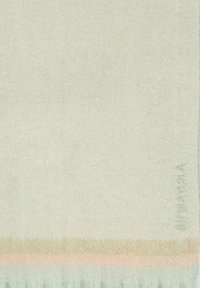 Miękki, jasny szal wykonany z teksturowanej tkaniny, ozdobiony gradientowymi paskami w beżowych i różowych odcieniach, z frędzlami na dolnej krawędzi.