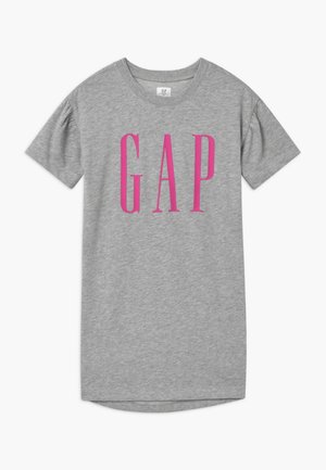 Grå T-shirt med korte ærmer med store lyserøde "G A P" bogstaver centreret på forsiden, rund hals og en let buet kant.