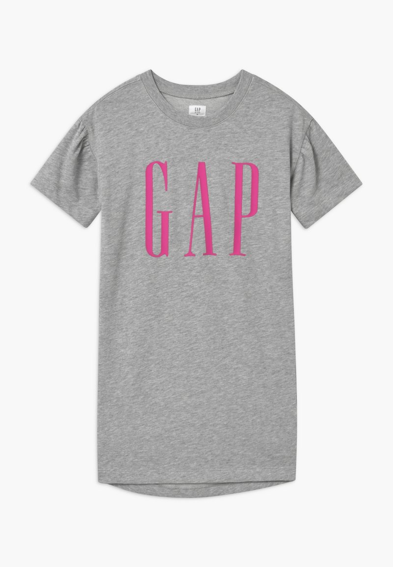 T-shirt gris manches courtes avec de grandes lettres roses "G A P" centrées sur le devant, col rond et ourlet légèrement incurvé.