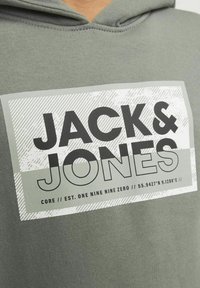 Jack & Jones Junior GEDRUCKT - Džemperis ar kapuci - agave green