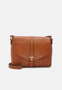 Brązowa skórzana torebka na ramię z klapą, ozdobnym przeszyciem oraz odpinanym paskiem z złotymi akcentami metalowymi.