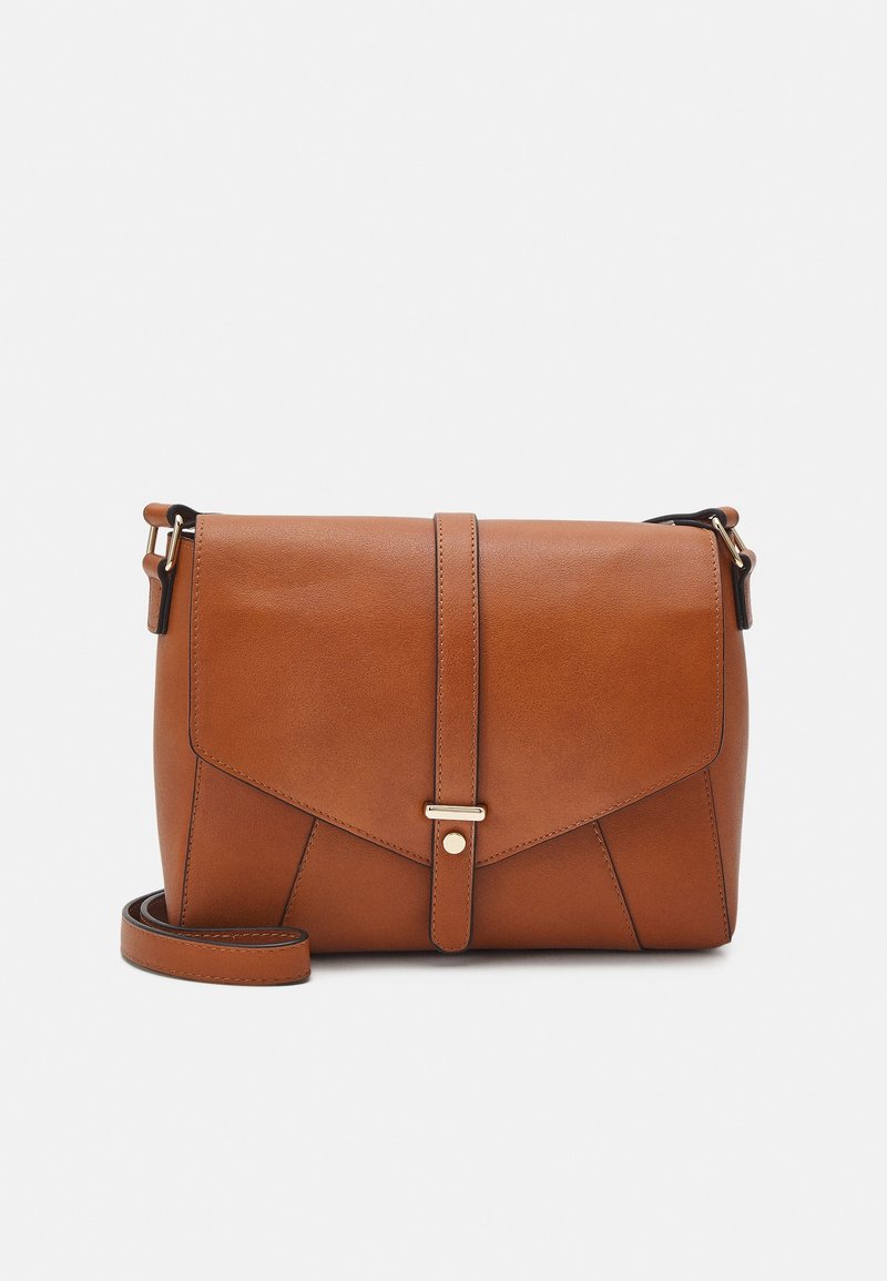 Brązowa skórzana torebka na ramię z klapą, ozdobnym przeszyciem oraz odpinanym paskiem z złotymi akcentami metalowymi.