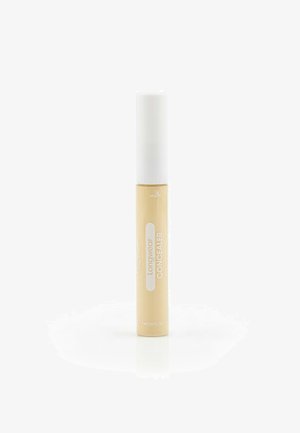 Correttore a lunga tenuta in una forma cilindrica sottile, con un corpo beige chiaro opaco e un tappo avvitato bianco. L'etichetta mostra chiaramente i dettagli del prodotto.