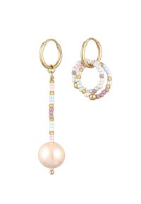 Guldtonede hoopsØreringe med en lang dråbe, der har en lys perle og multikolorede perler i pink, blå og gyldne accenter.