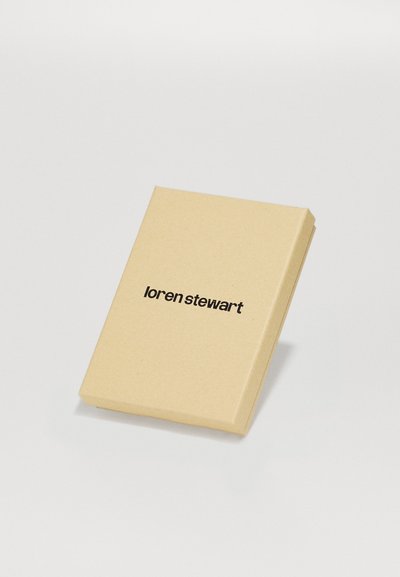 Loren Stewart beezpruun pappkarp, millel on mati viimistlus ja keskelt must logo. Ristkülikukujuline kuju, selge disain.