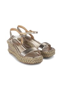 Sandalias cuña metálicas en dorado con dos correas anchas y correa en el tobillo. La suela cuenta con una textura trenzada y acentos decorativos similares a cuentas.