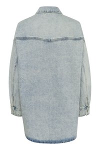 Giubbotto di jeans oversize azzurro chiaro con colletto a punta, maniche lunghe e spacchi laterali, caratterizzato da una finitura sbiadita e dettagli di cucitura visibili.