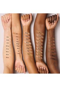 MAC STUDIO FIX POWDER PLUS FOUNDATION - Meikkivoide - nc10