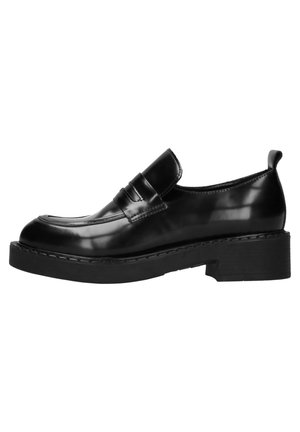 Sort læderloafer med rund tå, chunky sort sål og dekorative remdetaljer på oversiden. Glat tekstur og let forhøjet design.