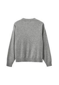 Pulover gri cu guler rotund, umeri căzuți, manșete și tiv cu nervuri. Fabricat dintr-un material moale cu o textură netedă.