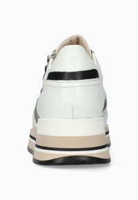 Baskets blanches avec des accents gris, matériau en cuir lisse, forme arrondie et semelle plate avec un motif rayé beige et noir.