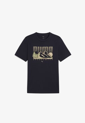 Granatowa bawełniana koszulka z krótkim rękawem z grafiką gór, drzew i słońca w beżowych odcieniach, z napisem "PUMA SPORTSWEAR".
