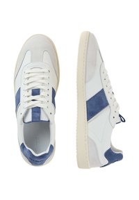 Sneaker bianchi in pelle con accenti in suede blu, dotati di punta arrotondata, design classico con lacci e suola in gomma testurizzata.
