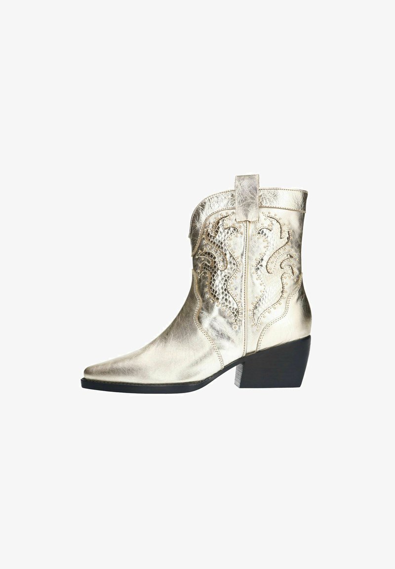Bottes de cowboy dorées métalliques avec un bout pointu, des coutures décoratives et des découpes ; talon empilé et languette à l'arrière pour un enfilage facile.