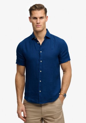 Korte mouwen, overhemd met knopen in donkerblauw linnen, met een ontspannen pasvorm, een zachte textuur en een puntige kraag met lichte knopen.