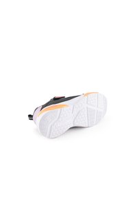 Zapatilla deportiva negra y rosa con una suela de goma blanca texturizada, que presenta detalles en naranja y una lengüeta en el talón para facilitar su uso.