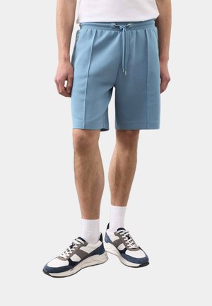 Pantalones cortos azul claro hechos de tela suave, con cintura elástica y cordón, bolsillos laterales y corte recto.