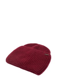Burgundská pletená čepice s ribbovanou texturou a malým kovovým logem. Měkký, pružný materiál v volném designu.