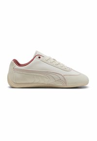Zapatillas de cuero blanco con acento de ante y costuras rojas. Punta redonda, diseño de cordones y suela de goma con un patrón de relieve texturizado.