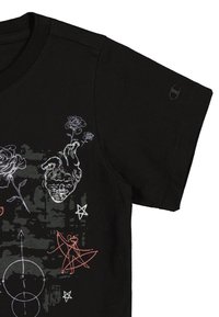 Camiseta de algodón negra con un diseño gráfico que presenta un corazón, rosas y formas geométricas en blanco, rojo y gris. Manga corta, cuello redondo.
