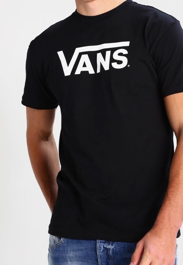 Camiseta negra de algodón con un prominente logo blanco de "VANS" centrado en el pecho. Mangas cortas y diseño de cuello redondo.