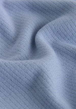 Jasnoniebieska tkanina o teksturowanym, żebrowanym wzorze. Miękka, gładka tekstura z subtelnym połyskiem. Krzywe fałdy tworzą miękkie cienie.