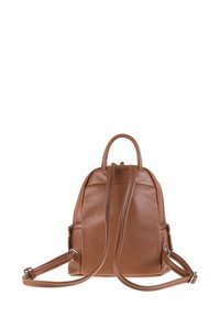Sac à dos en cuir marron avec une finition texturée, doté de bretelles réglables, d'une poignée supérieure et de compartiments zippés pour le rangement.