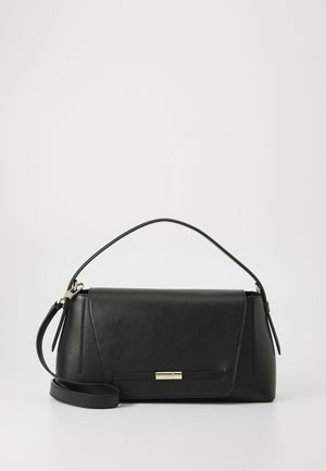 Borsa a tracolla in pelle nera con design strutturato, una tracolla rimovibile e un accento in metallo. Caratterizzata da linee pulite e da una texture liscia.