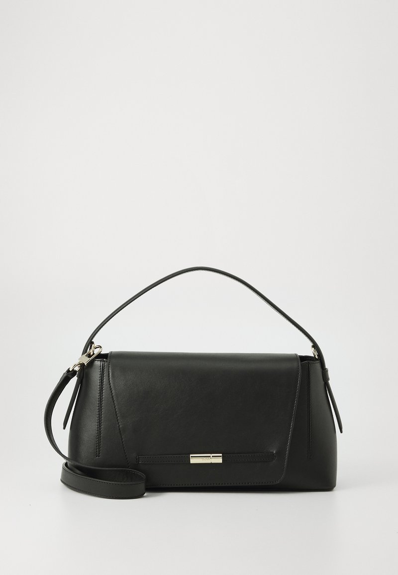 Borsa a tracolla in pelle nera con design strutturato, una tracolla rimovibile e un accento in metallo. Caratterizzata da linee pulite e da una texture liscia.