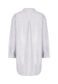 Ljusgrå långärmad blus med krage, veckdetalj på baksidan och manschetter på ärmarna, tillverkad av ett mjukt, texturerat tyg.