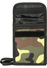 Portafoglio mimetico con esterno in tela nei colori verde, marrone e giallo, dotato di chiusura in Velcro e anello per attacco.