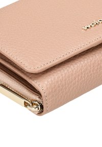 Růžová kožená peněženka s texturovaným povrchem, s kovovým akcentem v zlaté barvě a prošitými okraji, s kompaktním obdélníkovým tvarem.