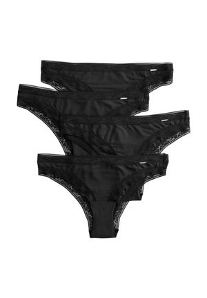 Cuatro braguitas tipo bikini negras de mujer con ribete de encaje apiladas planas sobre un fondo blanco.