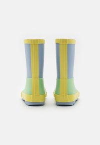 Bunte Gummiregenstiefel mit einem gelben oberen Rand, blauen und grünen Abschnitten sowie einer strukturierten Sohle. Entwickelt für Langlebigkeit und Wasserfestigkeit.