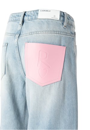 Lichtblauwe denim jeans met een roze geperst leren label op de achterzak, met de initialen "R" en een hartvorm.