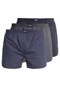 Drie paar Jockey boxers in marineblauw en grijs. Kenmerken zijn onder andere geometrische patronen, horizontale strepen en elastische taillebanden.